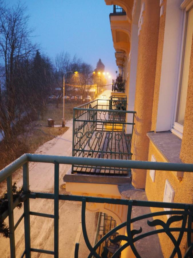 2 balconies above colonnade apartment Mariánské Lázně Esterno foto